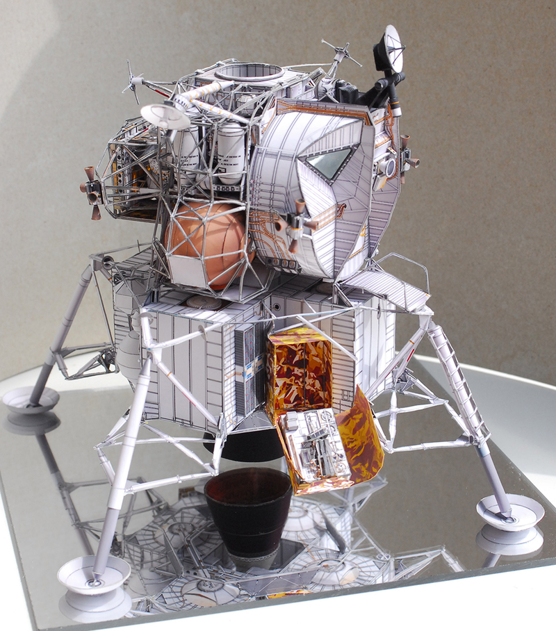 Illustration for article titled Japanese craftsman creates perfect sci-fi ship replicas using just paper